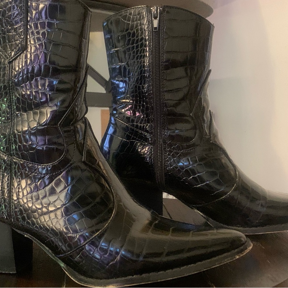 Matisse woman’s black patent cowboy booties size 7.5